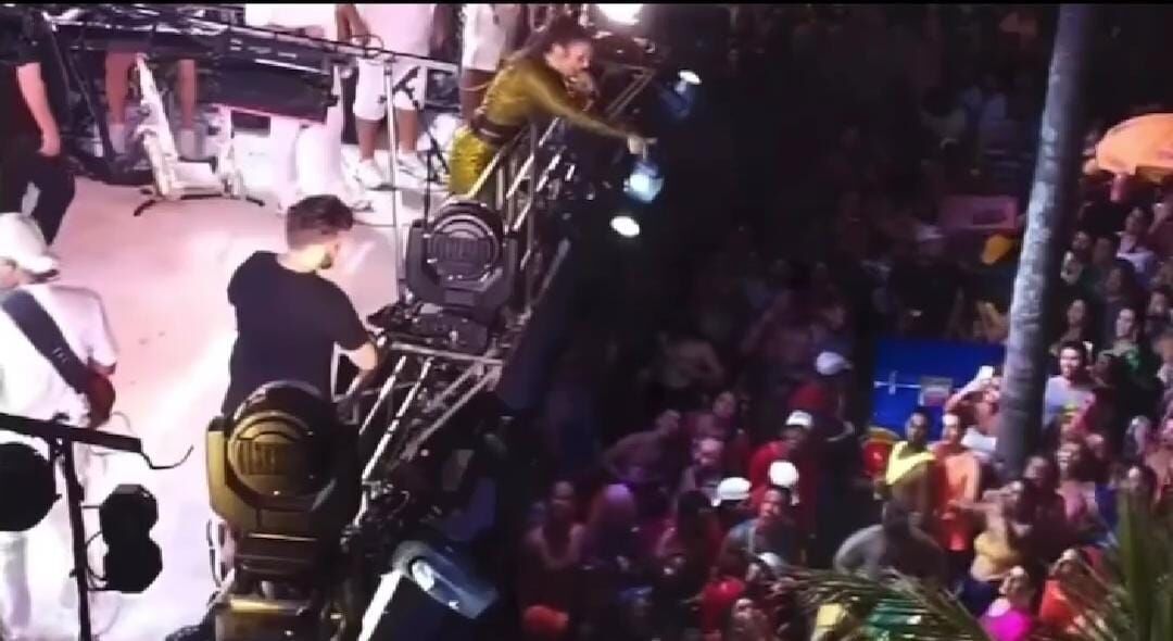 VÍDEO: Ivete Sangalo interrompe show após fã reclamar de música e dá bronca que cita até guerra VÍDEO: Ivete Sangalo interrompe show após fã reclamar de música e dá bronca que cita até guerra