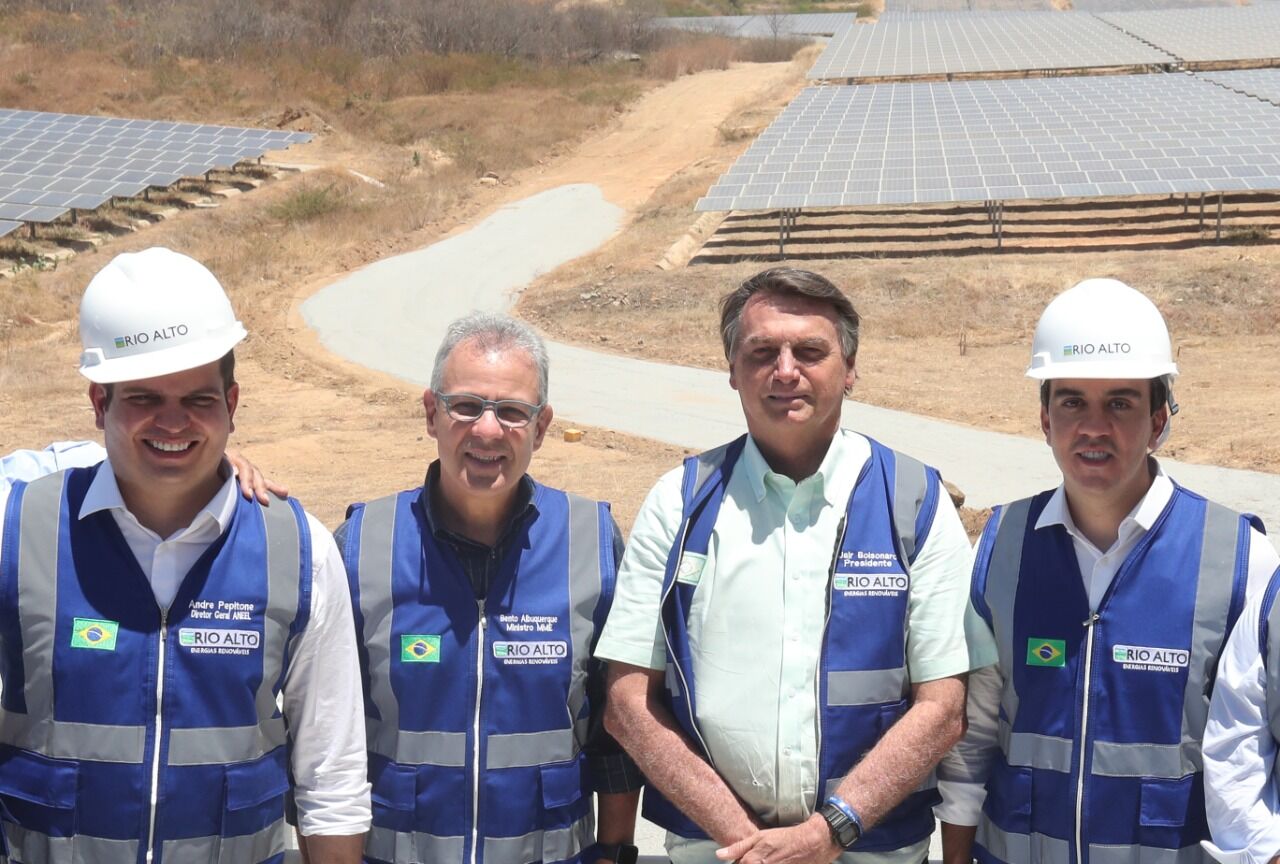 Jair Bolsonaro entrega Complexo Solar de Coremas, chama paraibanos de amigos e ironiza sobre proposta de 'taxar o Sol' Jair Bolsonaro entrega Complexo Solar de Coremas, chama paraibanos de amigos e ironiza sobre proposta de 'taxar o Sol'