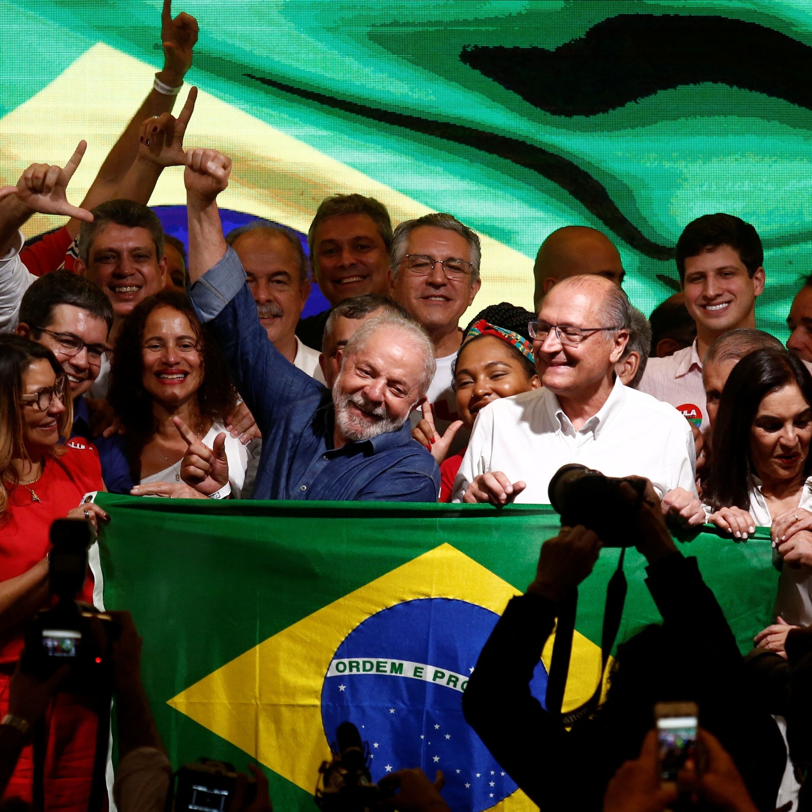 Eleito, Lula diz que é hora de 'restabelecer a paz entre os divergentes' e que vai governar para todos os brasileiros: 'Não existem dois Brasis' Eleito, Lula diz que é hora de 'restabelecer a paz entre os divergentes' e que vai governar para todos os brasileiros: 'Não existem dois Brasis'