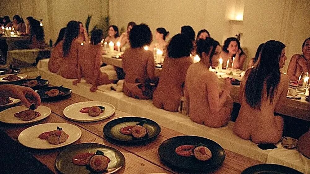 Mulheres pagam mais de R$ 400 em jantar nudista vegetariano que promete experiência libertadora Mulheres pagam mais de R$ 400 em jantar nudista vegetariano que promete experiência libertadora