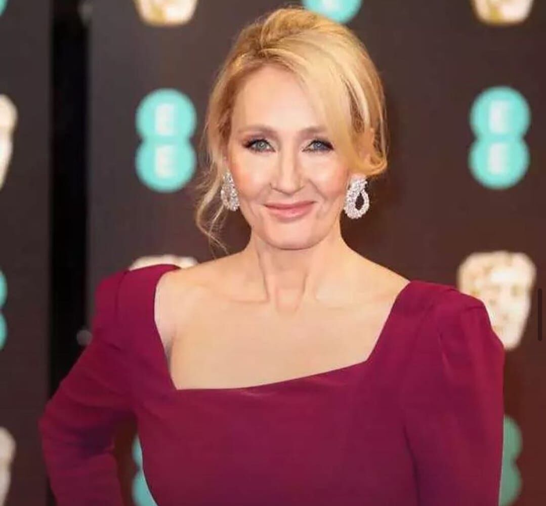 Autora de Harry Potter, J.K. Rowling volta a propagar transfobia nas redes sociais Autora de Harry Potter, J.K. Rowling volta a propagar transfobia nas redes sociais