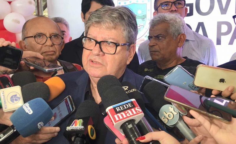 João Azevêdo anuncia reajuste de 80% para professores contratados na Paraíba