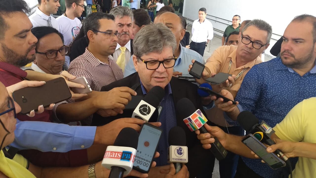 João Azevêdo confirma que discutiu vice-governadoria com Efraim Filho e diz que ainda considera deputado como base do governo