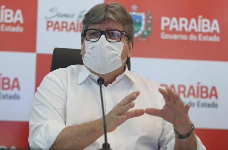 Nas redes sociais, João Azevêdo reforça que mudança na aposentadoria dos militares da Paraíba 'seguiu à risca' lei do Governo Federal