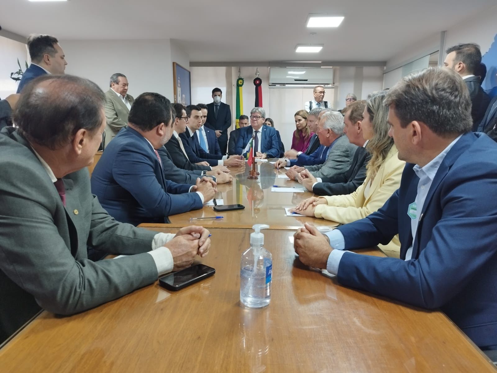 João Azevêdo se reúne com Azul em Brasília e anuncia primeiro voo para Cajazeiras e novos voos com destinos diretos para Campina Grande João Azevêdo se reúne com Azul em Brasília e anuncia primeiro voo para Cajazeiras e novos voos com destinos diretos para Campina Grande