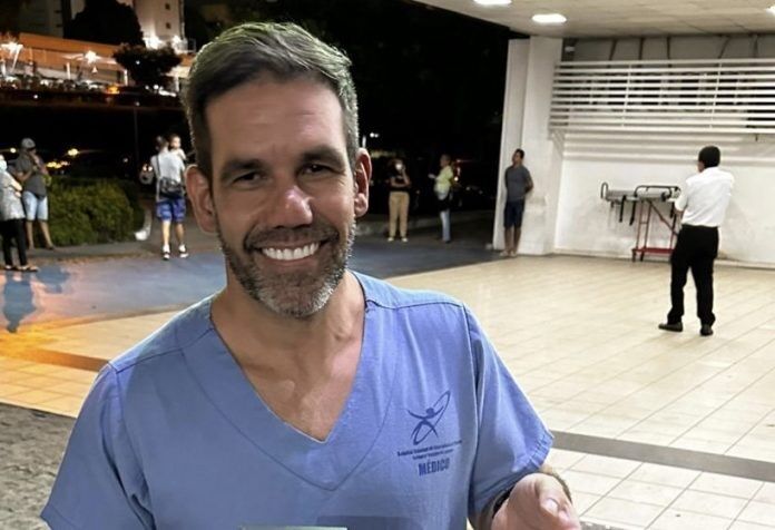 Médico flagrado agredindo esposa em João Pessoa diz que está arrependido e vai cooperar com a polícia: "perdi a cabeça" Médico flagrado agredindo esposa em João Pessoa diz que está arrependido e vai cooperar com a polícia: "perdi a cabeça"