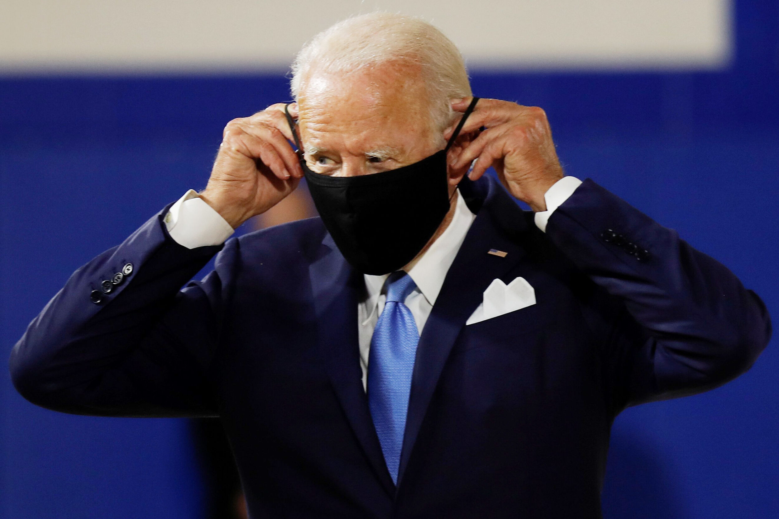 Biden faz apelo por uso de máscaras e promete vacina de graça contra Covid-19 Biden faz apelo por uso de máscaras e promete vacina de graça contra Covid-19