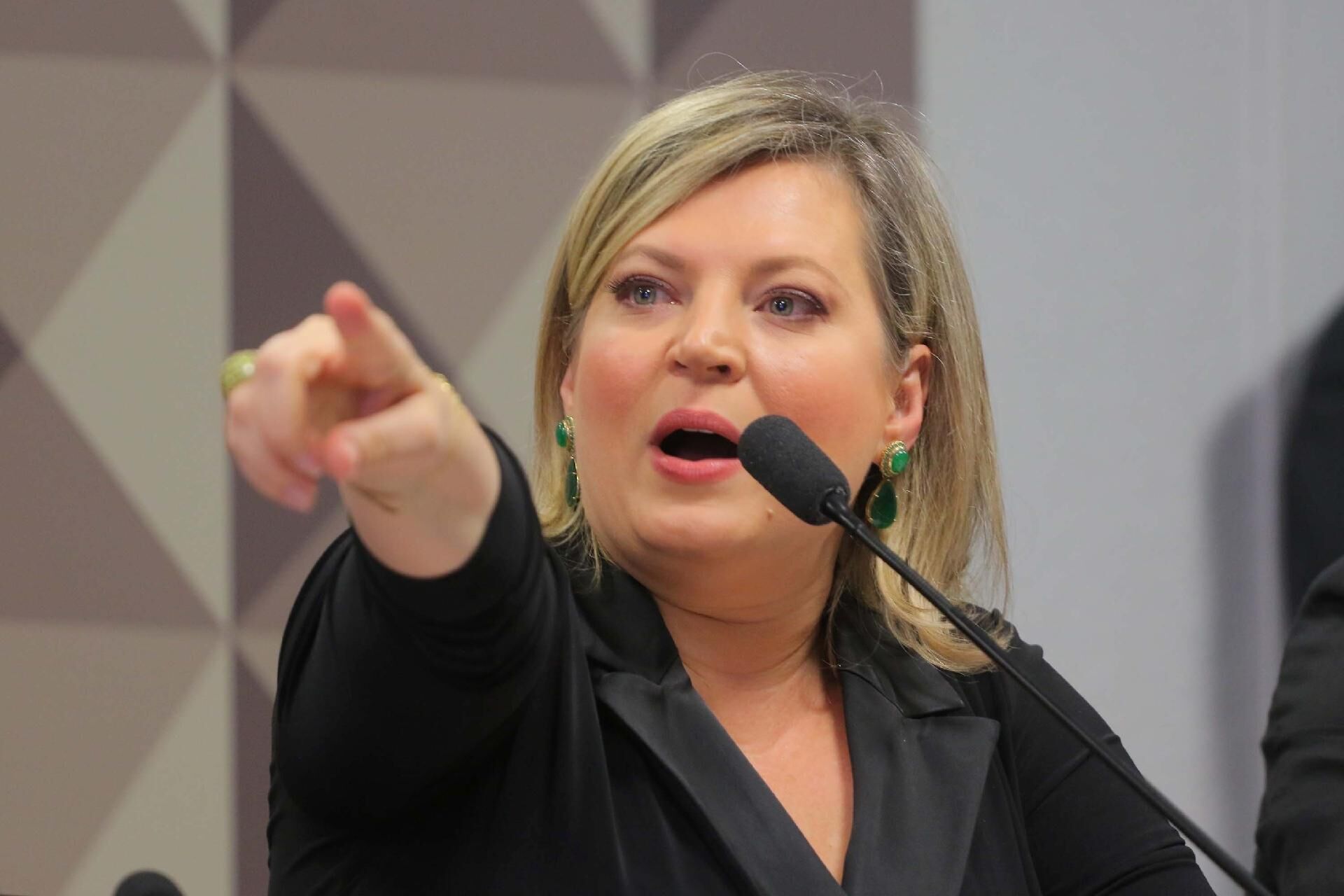 PSL pede impeachment de Bolsonaro na Câmara PSL pede impeachment de Bolsonaro na Câmara
