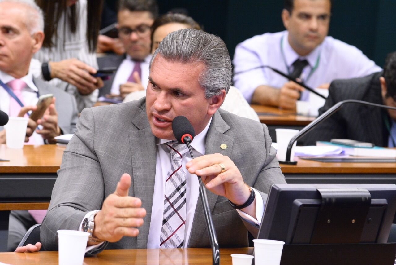 Apesar da crise, Julian Lemos acredita em reconciliação e nega boicote ao filho de Bolsonaro Apesar da crise, Julian Lemos acredita em reconciliação e nega boicote ao filho de Bolsonaro