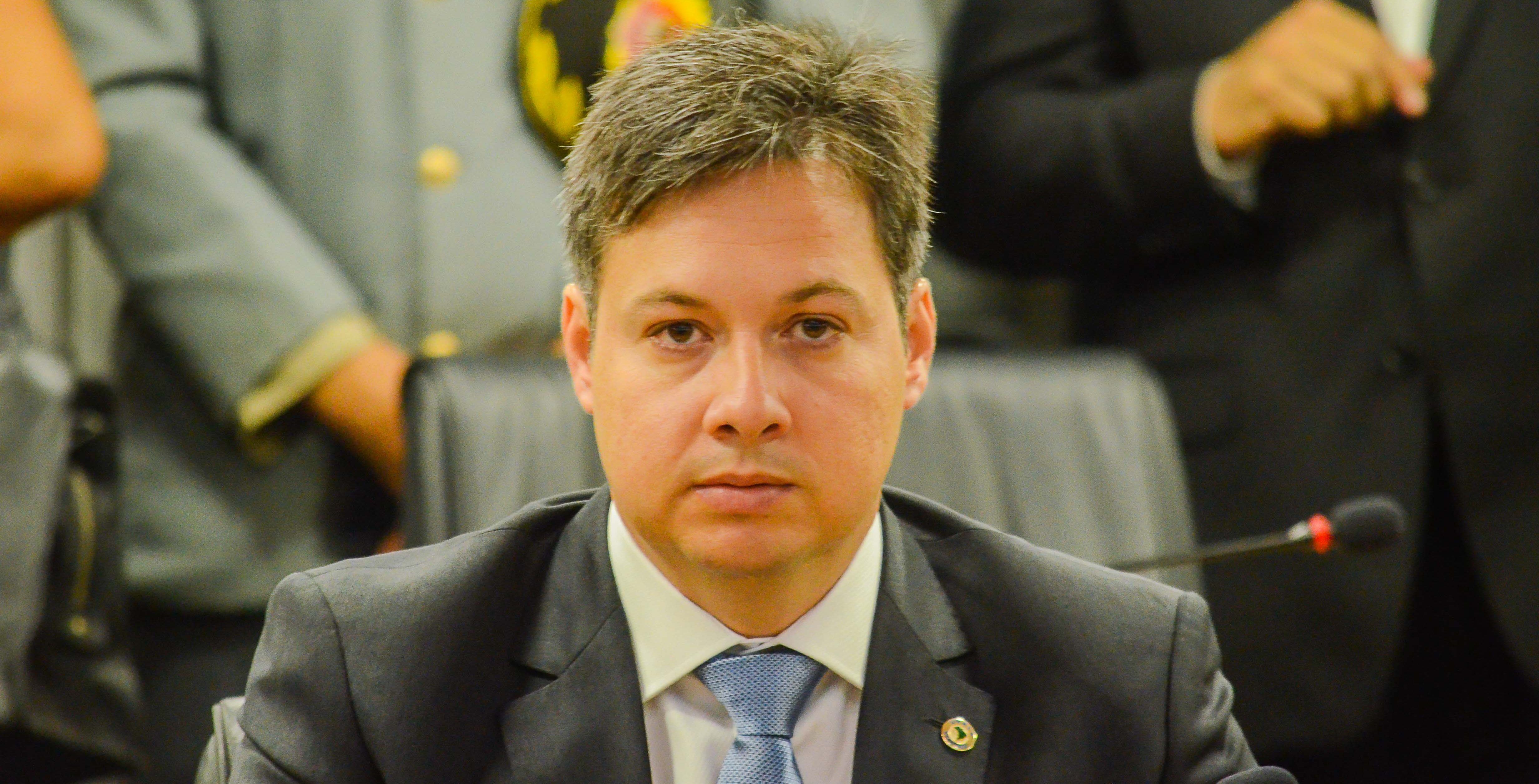 Júnior Araújo reage e chama Doutora Paula de “senhora com atitude tresloucada” e com “gravíssimo desequilíbrio emocional” Deputado Júnior Araújo