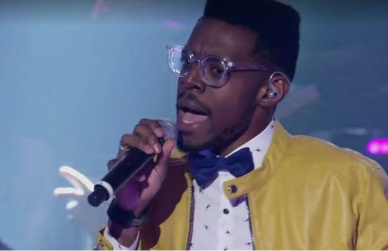 Kevin Ndjana é escolhido por Ivete Sangalo e segue no The Voice Brasil