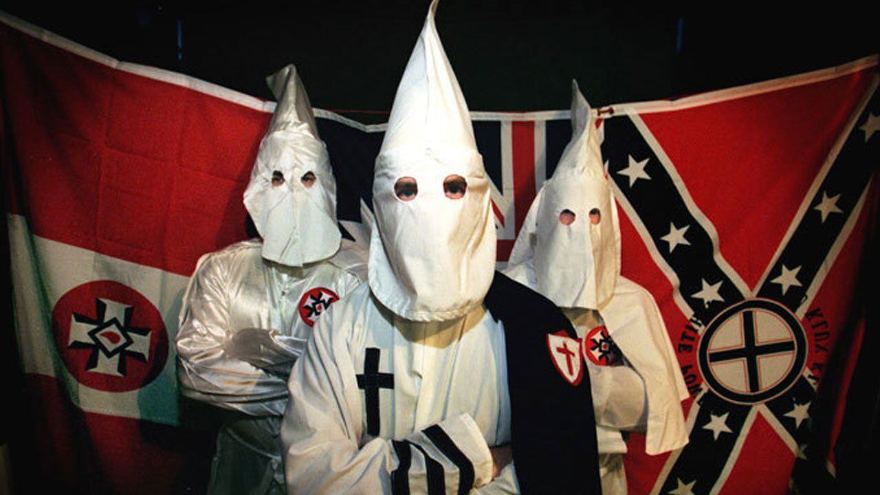 Ku Klux Klan marca desfile para comemorar eleição de Trump