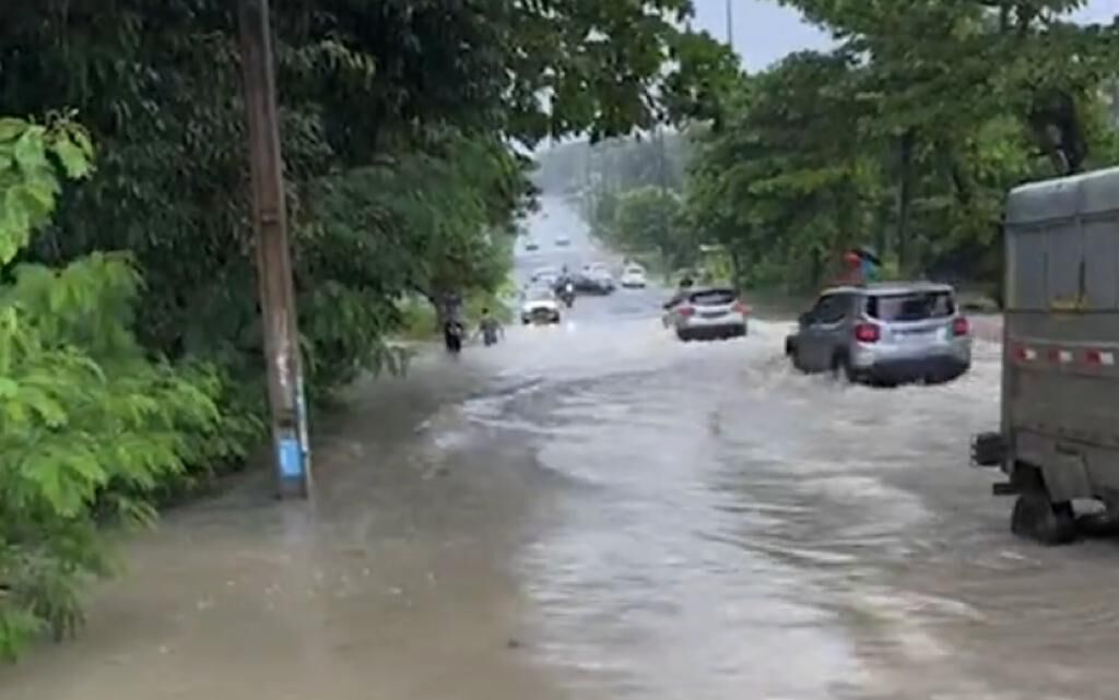 Ladeira que liga os bairros Valentina e Mangabeira fica com trânsito complicado após forte chuva em João Pessoa Ladeira que liga os bairros Valentina e Mangabeira fica com trânsito complicado após forte chuva em João Pessoa