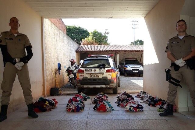 Ladrão de calcinhas é preso com mais de mil peças; ele usava um dos modelos no momento da prisão Ladrão de calcinhas é preso com mais de mil peças; ele usava um dos modelos no momento da prisão
