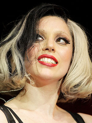 Lady Gaga pretende fazer implante de pedras preciosas nos dentes Lady Gaga pretende fazer implante de pedras preciosas nos dentes