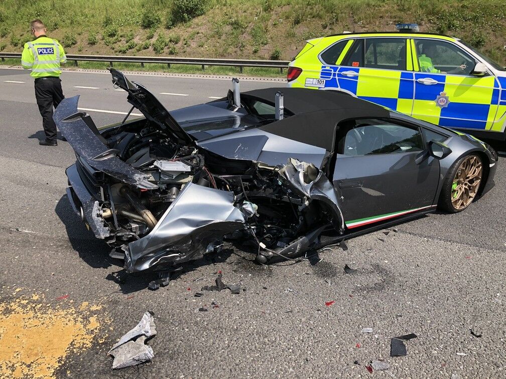 Lamborghini Huracán sofre colisão traseira 20 minutos após sair da loja, diz polícia britânica Lamborghini Huracán sofre colisão traseira 20 minutos após sair da loja, diz polícia britânica