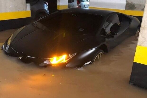 Carrão de luxo de R$ 1,6 milhão fica debaixo d'água Carrão de luxo de R$ 1,6 milhão fica debaixo d'água