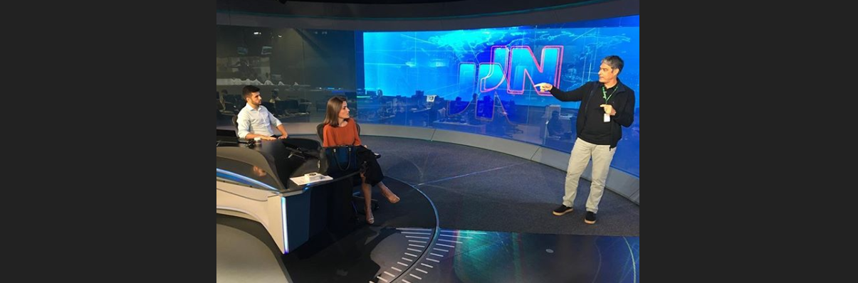 Paraibana Larissa Pereira comemora aniversário na bancada do JN recebendo orientações de Bonner Paraibana Larissa Pereira comemora aniversário na bancada do JN recebendo orientações de Bonner