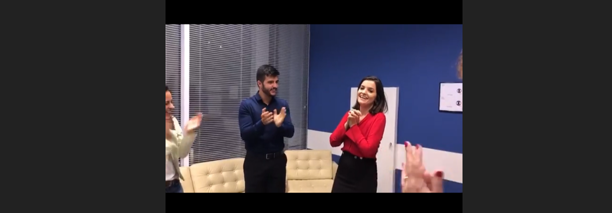 Larissa Pereira ganha festa de aniversário organizada por Bonner, na redação do Jornal Nacional Larissa Pereira ganha festa de aniversário organizada por Bonner, na redação do Jornal Nacional