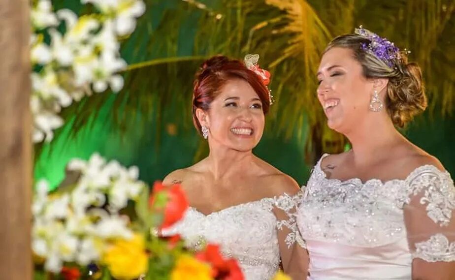 Amigas que oravam juntas pela 'cura gay' de familiares se apaixonam: 'Vivemos um amor de verdade' Amigas que oravam juntas pela 'cura gay' de familiares se apaixonam: 'Vivemos um amor de verdade'