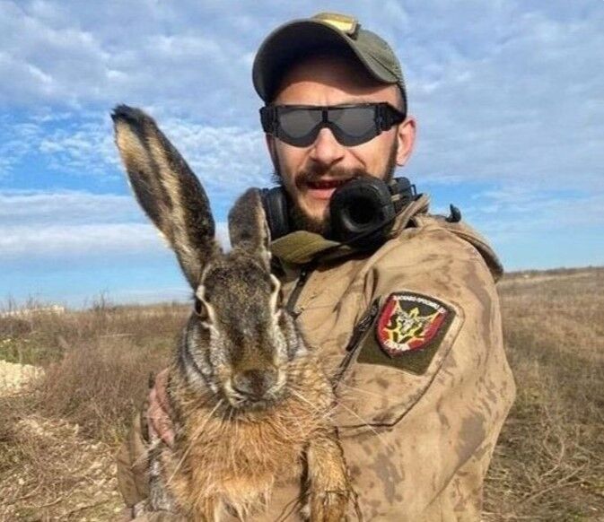 Soldados ucranianos encontram lebre gigante e reacendem teorias sobre 'animais de Chernobyl' Soldados ucranianos encontram lebre gigante e reacendem teorias sobre 'animais de Chernobyl'