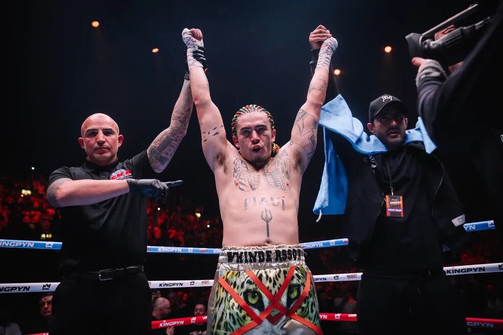 Whindersson vence Filipek por nocate e levanta a torcida em torneio de boxe Whindersson vence Filipek por nocate e levanta a torcida em torneio de boxe