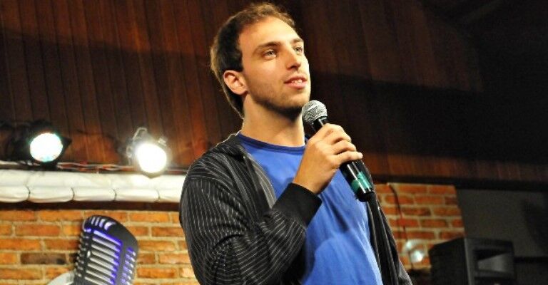 Léo Lins é demitido do SBT após piada com hidrocefalia Léo Lins é demitido do SBT após piada com hidrocefalia