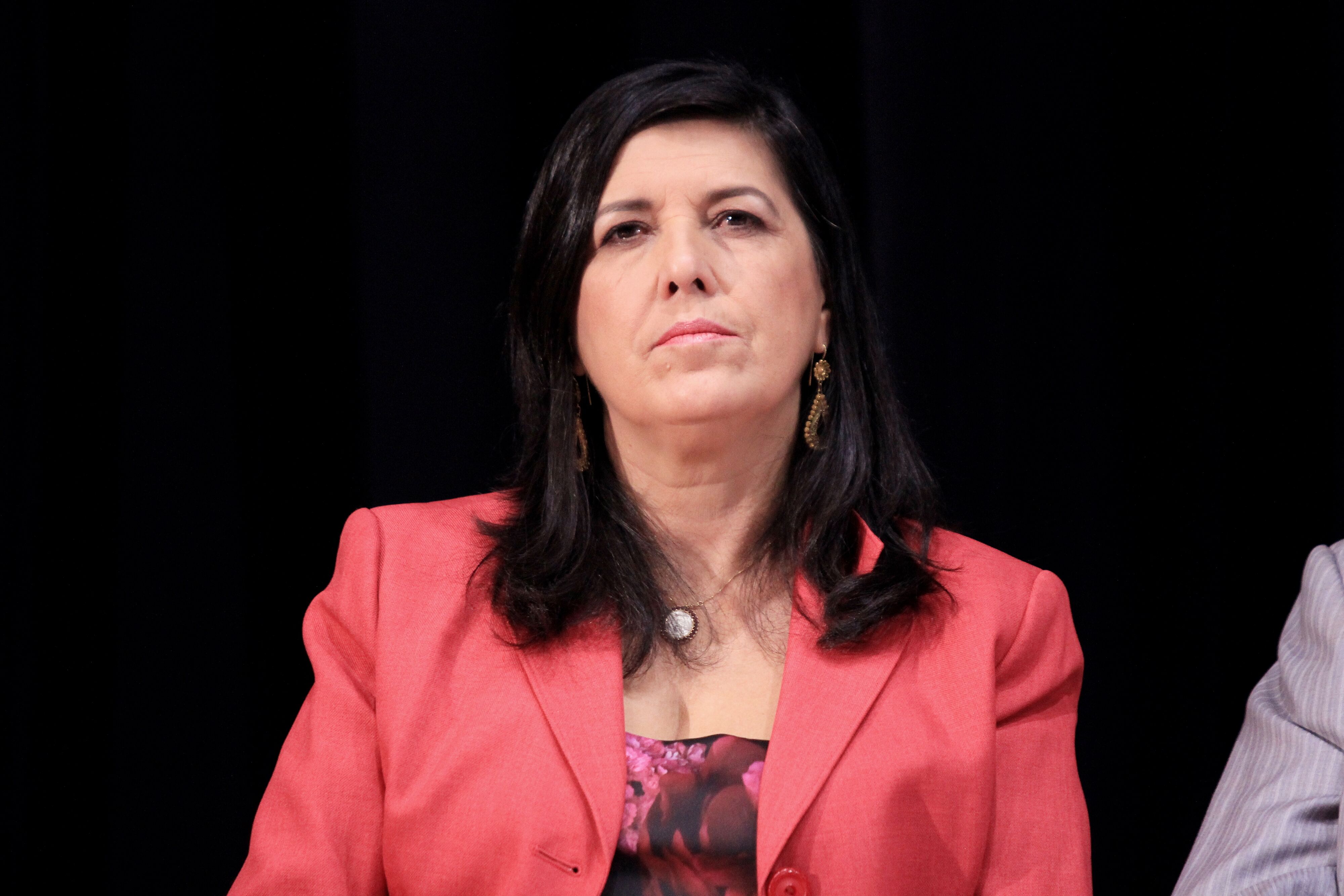 Pré-candidata ao governo da Paraíba, Lígia Feliciano imprime marca, distribui cartões e “assume risco” de possível propaganda antecipada