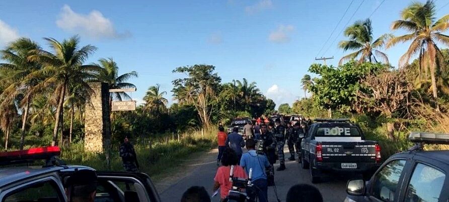 Após três horas de negociação, suspeitos de explodir carro-forte se entregam à polícia Após três horas de negociação, suspeitos de explodir carro-forte se entregam à polícia