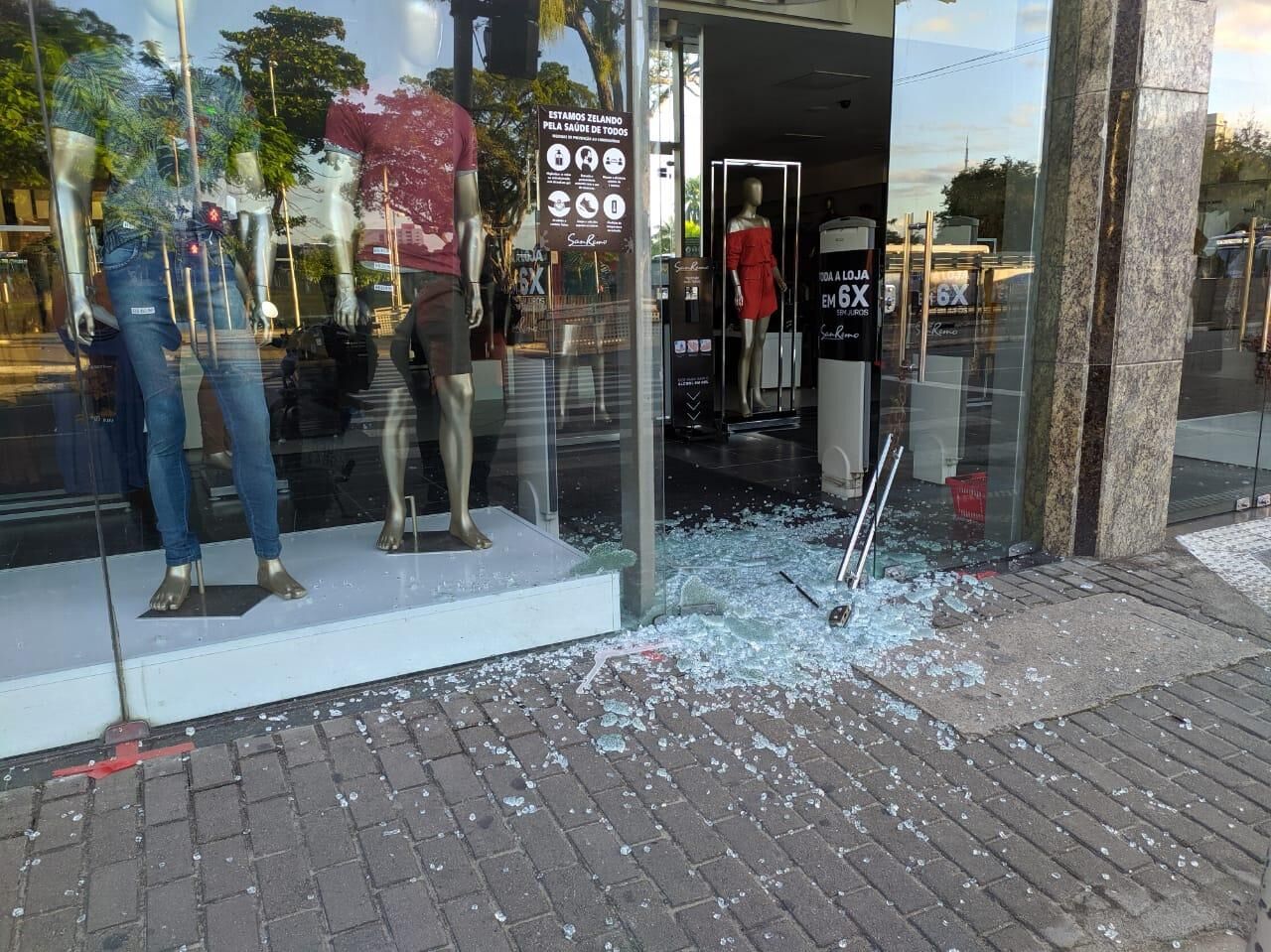 Bandidos arrombam loja de roupas no Centro de João Pessoa