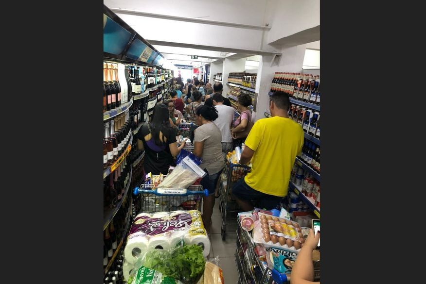 Coronavírus: consumidores em João Pessoa lotam supermercados para fazer estoque de comida e outros itens durante pandemia