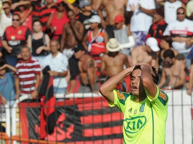 Love marca no fim e deixa Palmeiras a um passo da Série B Love marca no fim e deixa Palmeiras a um passo da Série B