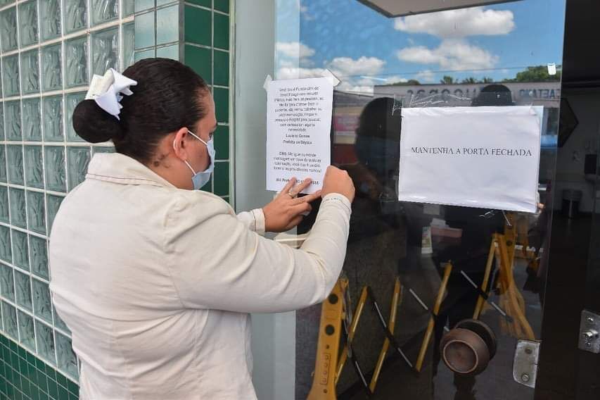 Prefeita de Bayeux causa polêmica após colocar aviso em porta de hospital e profissionais de saúde reagem a atitude