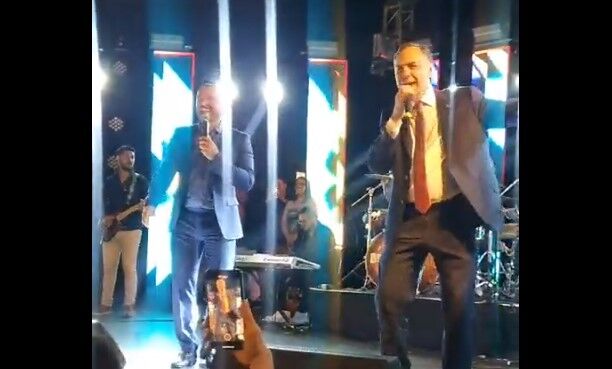 VÍDEO: Barroso sobe ao palco para cantar com Diogo Nogueira na festa da posse VÍDEO: Barroso sobe ao palco para cantar com Diogo Nogueira na festa da posse