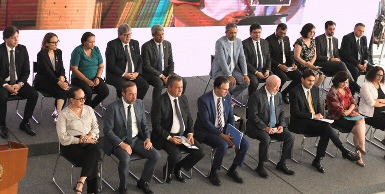 Ao lado de Lula, João Azevêdo participa de lançamento de programa voltado à ampliação da conectividade nas escolas