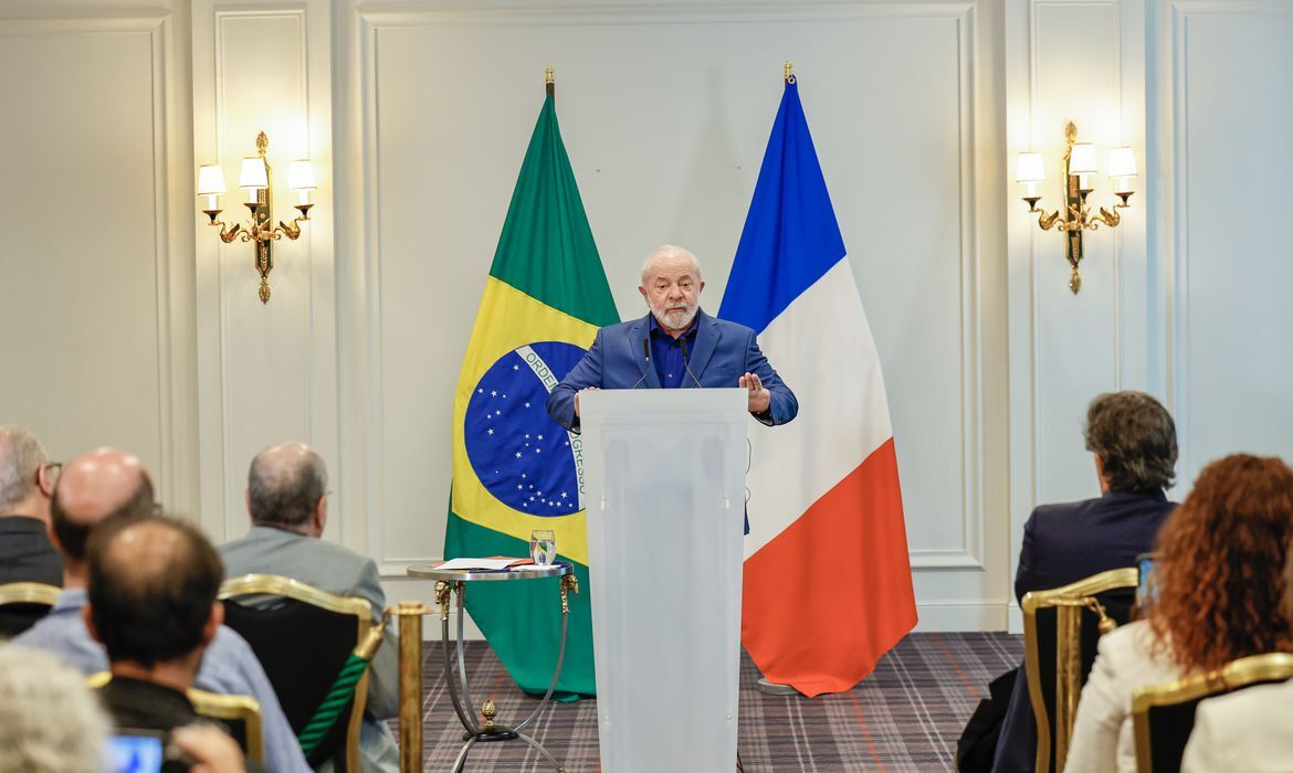 Lula reclama de comida oferecida em viagens ao exterior e critica cardápio do Itamaraty Lula reclama de comida oferecida em viagens ao exterior e critica cardápio do Itamaraty