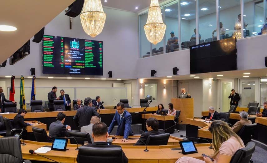 Par de lustres da ALPB teria custado R$ 1 milhão, denuncia deputado Par de lustres da ALPB teria custado R$ 1 milhão, denuncia deputado