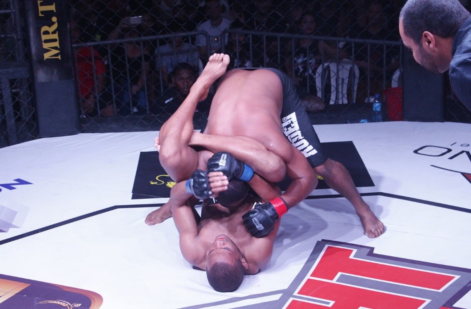 Conhecido por vídeo viralizado, Gabriel "Vem Tranquilo" é finalizado em estreia no MMA Conhecido por vídeo viralizado, Gabriel "Vem Tranquilo" é finalizado em estreia no MMA