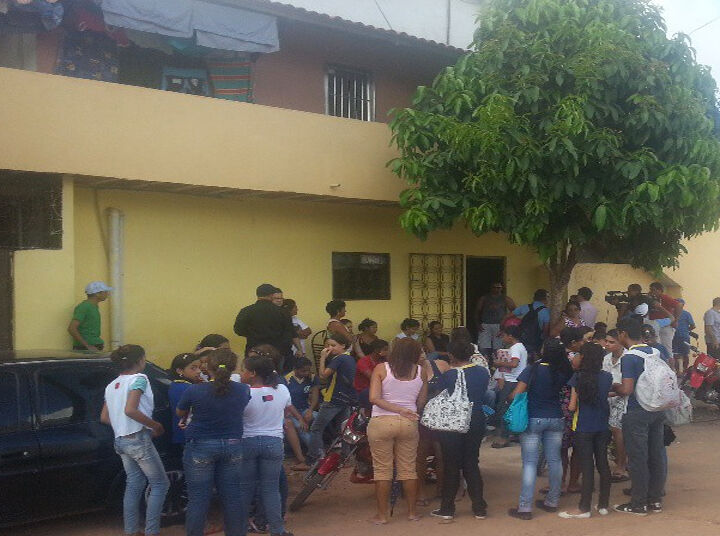 Luto: amigos fazem 'vigília' e se solidarizam com família de Fernanda Hellen Luto: amigos fazem 'vigília' e se solidarizam com família de Fernanda Hellen