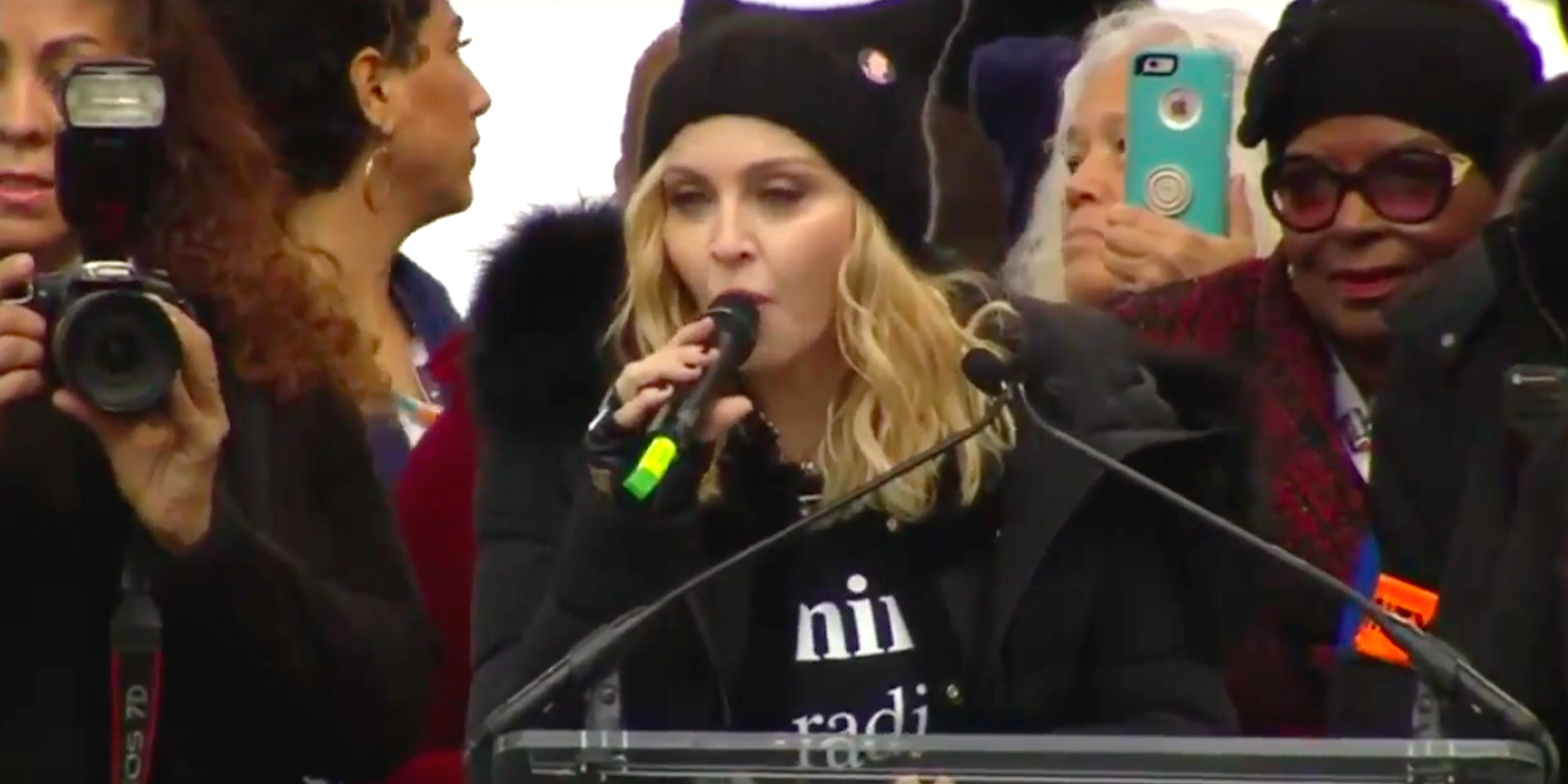 Madonna manda presidente Trump 'chupar um pênis' e é expulsa do palco Madonna manda presidente Trump 'chupar um pênis' e é expulsa do palco