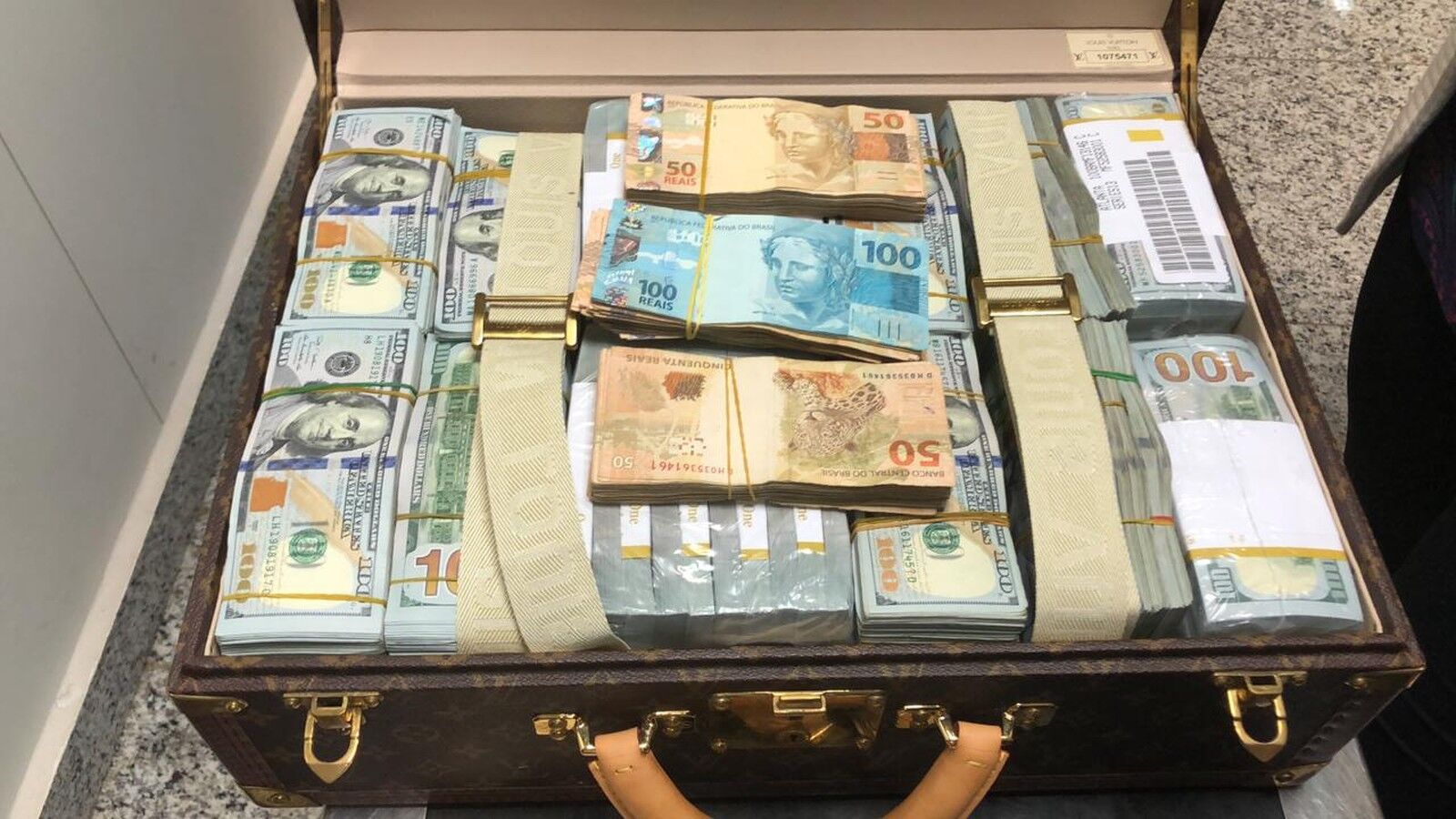 Malas com dólares e US$ 15 milhões em relógios é apreendida com filho de ditador africano em SP Malas com dólares e US$ 15 milhões em relógios é apreendida com filho de ditador africano em SP