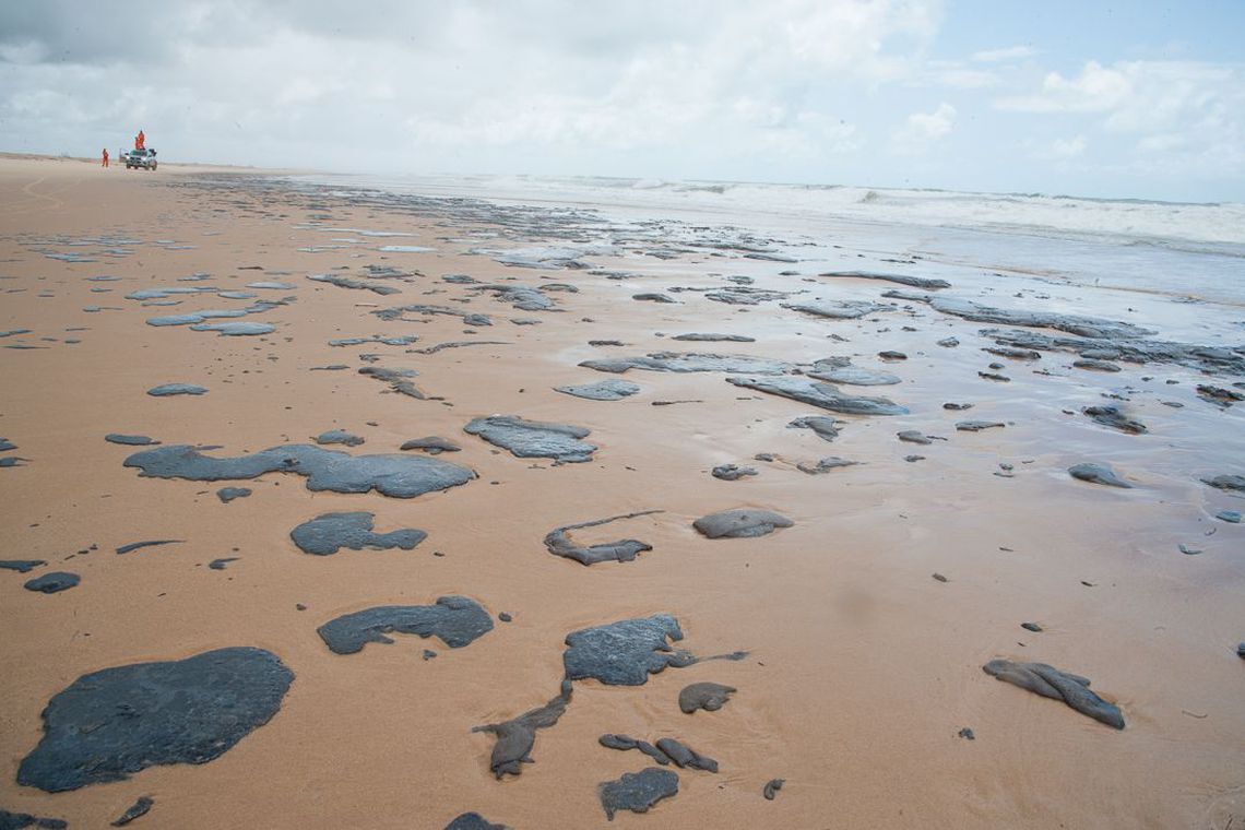 Manchas de óleo são encontradas em praias de Cabedelo, na Paraíba