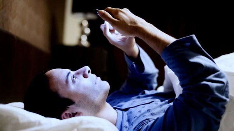 Estudo recomenda reduzir brilho da tela do celular durante a noite