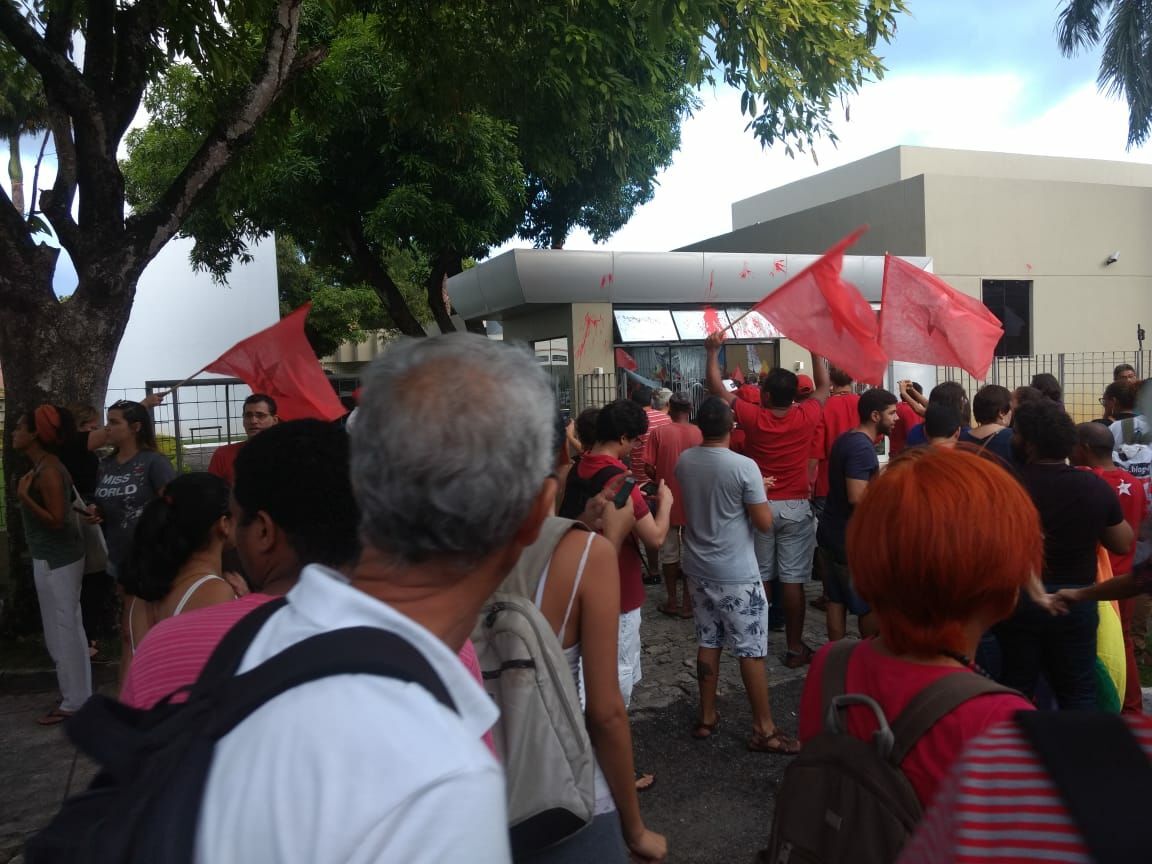 Manifestantes pró-Lula picham e quebram janelas de afiliada da Globo na PB Manifestantes pró-Lula picham e quebram janelas de afiliada da Globo na PB