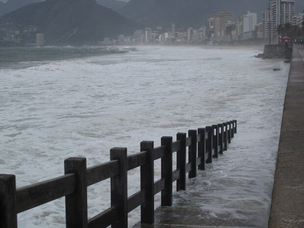 Mar de ressaca invade areia e atinge rua no Rio de Janeiro Mar de ressaca invade areia e atinge rua no Rio de Janeiro