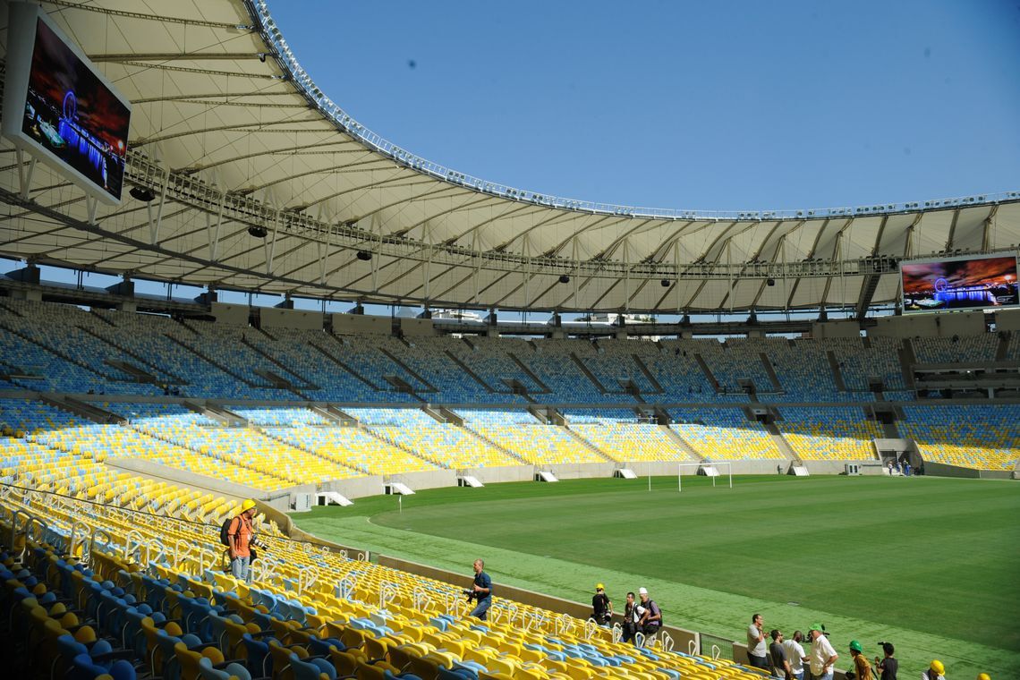 Também sem ingresso, torcedores do Fluminense tentam invadir arreadores do Maracanã Maracanã, Fifa, Mundial