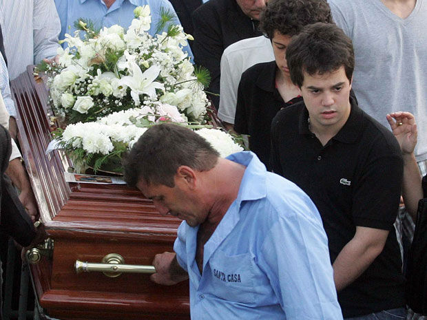 Marco Antonio, filho de Sérgio Cabral, se emociona durante enterro da namorada Marco Antonio, filho de Sérgio Cabral, se emociona durante enterro da namorada