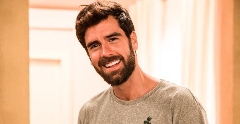 Galã da Globo, Marcos Pitombo confirma namoro com diretor de marketing Galã da Globo, Marcos Pitombo confirma namoro com diretor de marketing