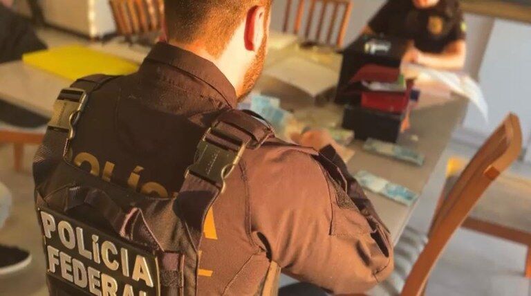Polícia Federal cumpre 60 mandados em ação contra quadrilha que atuava na lavagem de dinheiro do tráfico de drogas Polícia Federal cumpre 60 mandados em ação contra quadrilha que atuava na lavagem de dinheiro do tráfico de drogas
