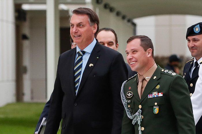PF faz buscas na casa de Bolsonaro e prende ex-ajudante Mauro Cid em operação contra dados falsos de vacina PF faz buscas na casa de Bolsonaro e prende ex-ajudante Mauro Cid em operação contra dados falsos de vacina